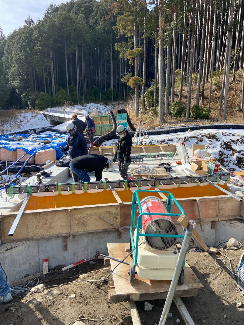 愛知県新城市で橋梁伸縮装置取付工事を行っています。