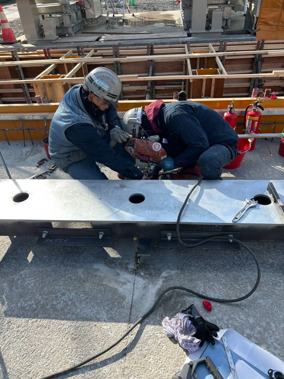 北海道北静内市のK施設にて埋設ベース設置工事を行っているいる愛知県豊川市の山真工業です！